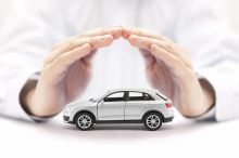 Foto: Hände über kleinem Auto