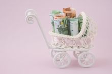 Foto: Miniaturkinderwagen mit Geldscheinen