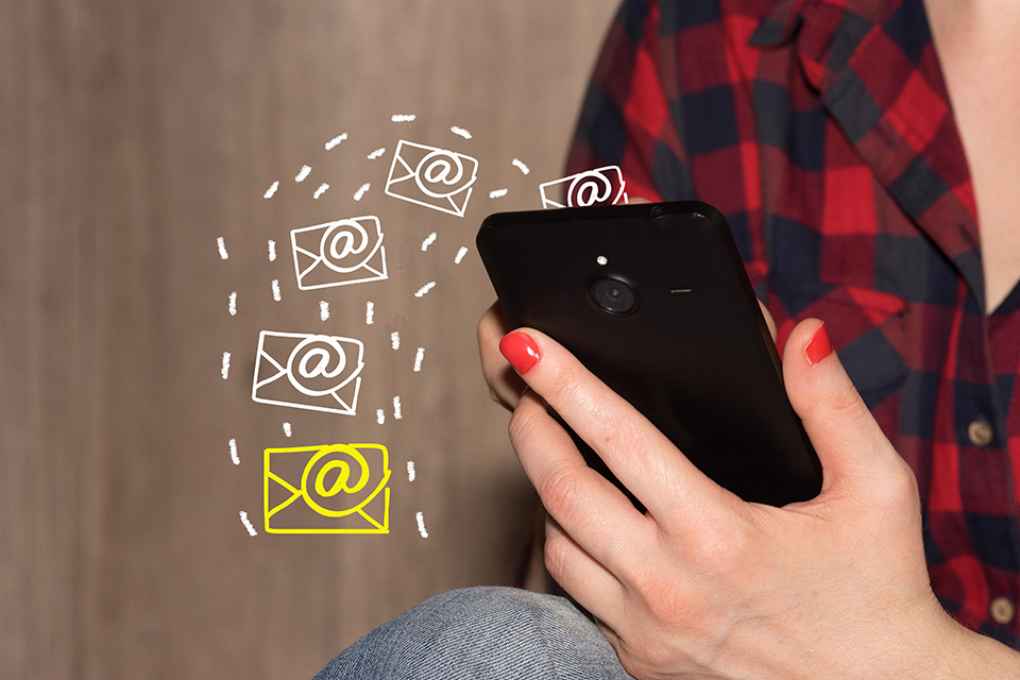 Foto: Person mit Smartphone